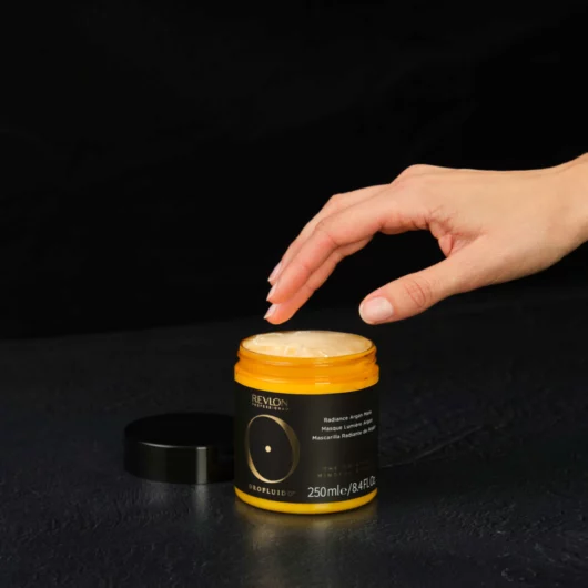 Oro Fluido Mask Texture Hands