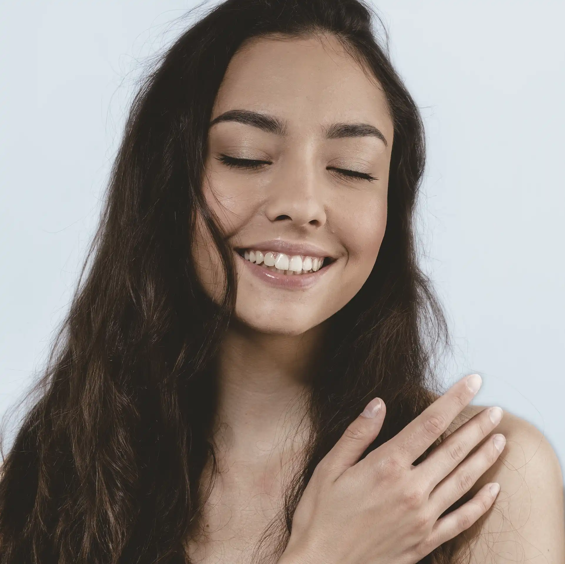 A model with frizzy hair